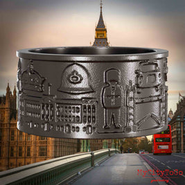 Ring aus Titan mit Reliefs bekannter Sehenswürdigkeiten der Stadt London. Den Hintergrund bildet eine Ansicht der Stadt London.