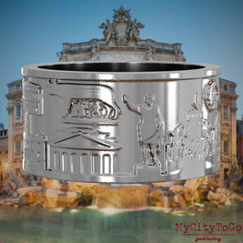 Silberner Ring mit Reliefs bekannter Sehenswürdigkeiten der Stadt Rom. Den Hintergrund bildet eine Ansicht der Stadt Rom.