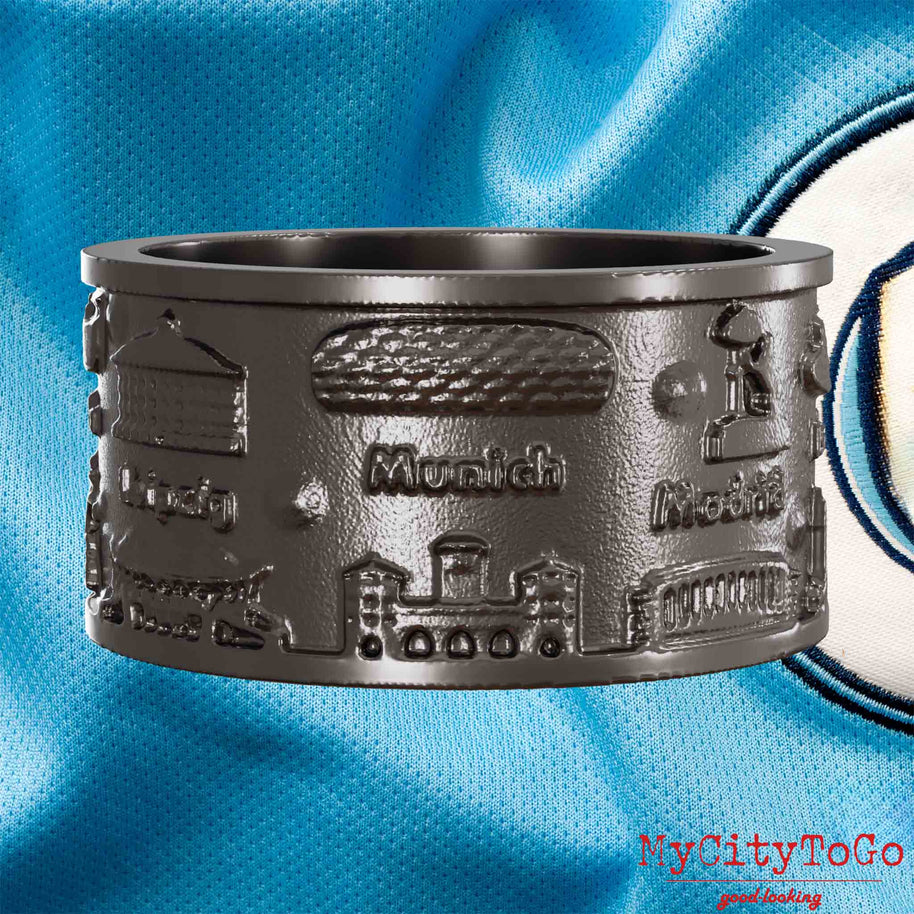 Ring aus Titan mit Reliefs bekannter Sehenswürdigkeiten der Spielorte und Stadien der Champions-League-Saison 2022/23 von Manchester City
