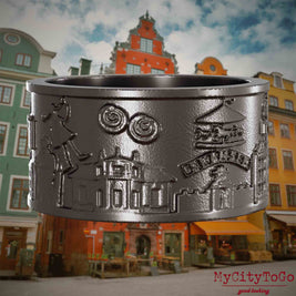 Ring aus Titan mit Reliefs bekannter Sehenswürdigkeiten der Stadt Stockholm. Den Hintergrund bildet eine Ansicht der Stadt Stockholm.