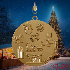 Halskette mit Drehwirbel und Vorderseite eines Schmuckanhängers aus vergoldetem Messing, auf dem Reliefs bekannter Weihnachst- und Wintermotive abgebildet sind. Den Hintergrund bildet ein naechtliches Weihnachtsmotiv.