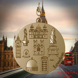Halskette mit Drehwirbel und Rückseite eines Schmuckanhängers aus vergoldetem Edelstahl, auf dem Reliefs bekannter Sehenswürdigkeiten der Stadt London abgebildet sind. Den Hintergrund bildet eine Ansicht der Stadt London .
