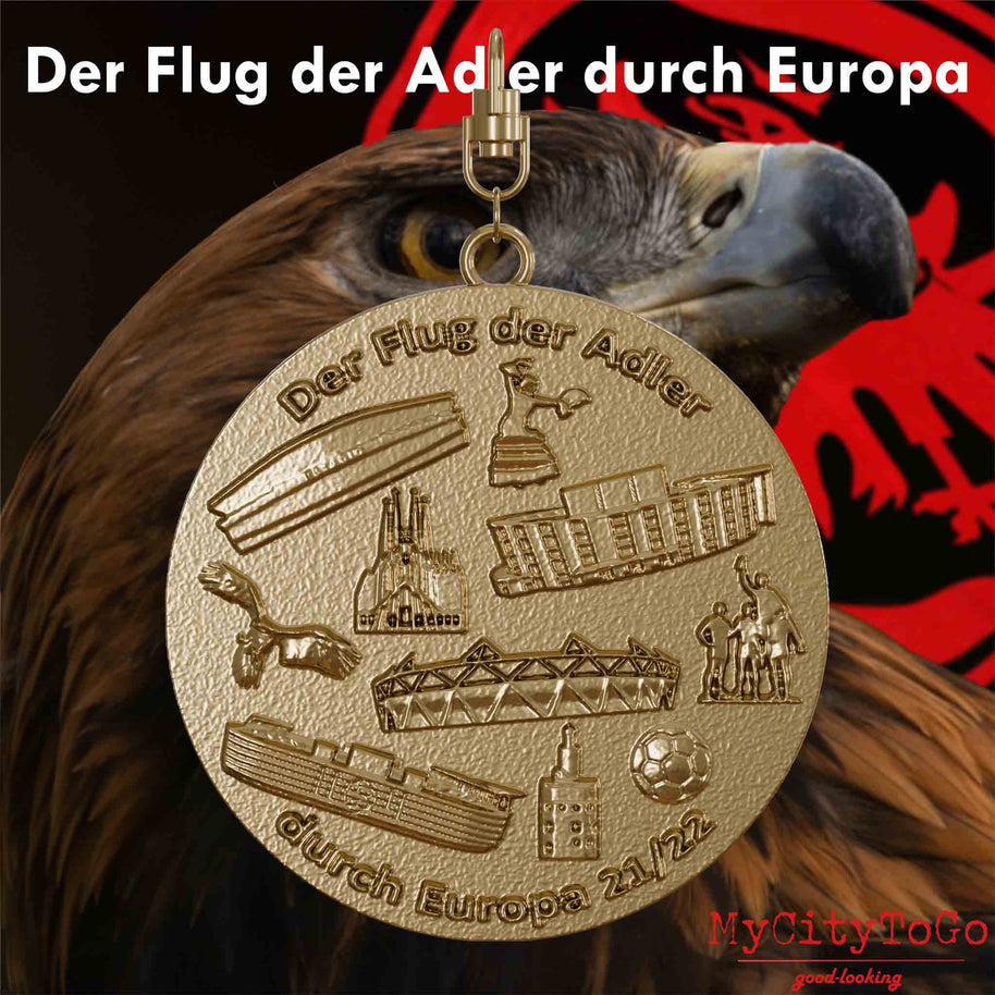 Schmuckanhänger aus vergoldetem Edelstahl mit Reliefs von Stadien und Wahrzeichen der Spielorte der Finalrunde der Frankfurter Europa-League-Saison 2021/22 auf der Vorderseite