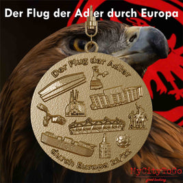 Schmuckanhänger aus vergoldetem Edelstahl mit Reliefs von Stadien und Wahrzeichen der Spielorte der Finalrunde der Frankfurter Europa-League-Saison 2021/22 auf der Vorderseite