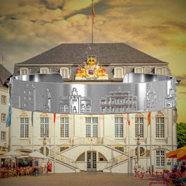 Versilberter Armreif mit Reliefs bekannter Sehenswürdigkeiten der Stadt Bonn. Den Hintergrund bildet eine Ansicht der Stadt Bonn.