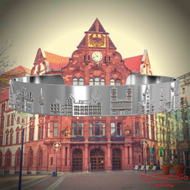 Versilberter Armreif mit Reliefs bekannter Sehenswürdigkeiten der Stadt Dortmund. Den Hintergrund bildet eine Ansicht der Stadt Dortmund.