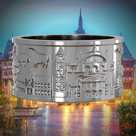 Silberner Ring mit Reliefs bekannter Sehenswürdigkeiten der Stadt Frankfurt. Den Hintergrund bildet eine Ansicht der Stadt Frankfurt.