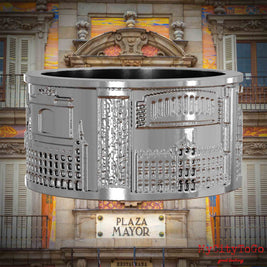 Silberner Ring mit Reliefs bekannter Sehenswürdigkeiten der Stadt Madrid. Den Hintergrund bildet eine Ansicht der Stadt Madrid.