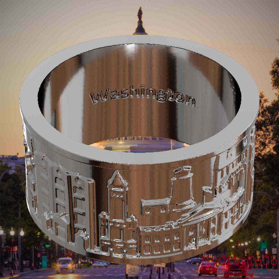 Versilberter Ring mit Reliefs bekannter Sehenswürdigkeiten der Stadt Washington und einer Gravur des Stadtnamens auf der Innenseite. Den Hintergrund bildet eine Ansicht der Stadt Washington.