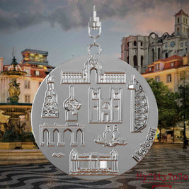 Halskette mit Drehwirbel und Rückseite eines silbernen Schmuckanhängers, auf dem Reliefs bekannter Sehenswürdigkeiten der Stadt Lissabon abgebildet sind. Den Hintergrund bildet eine Ansicht der Stadt Lissabon.
