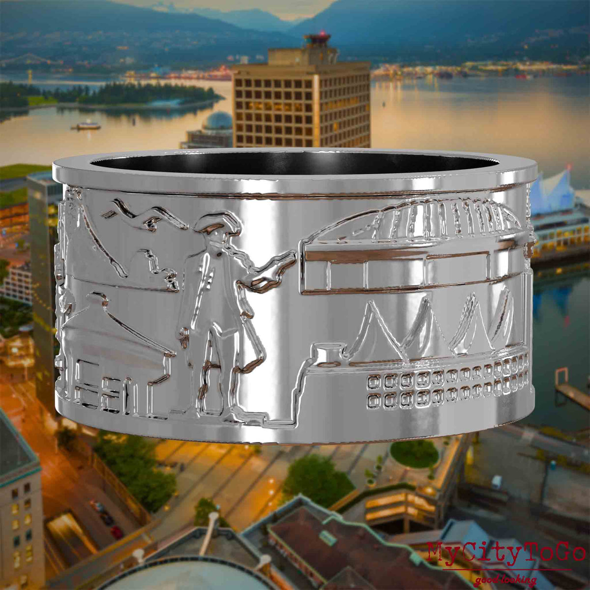 Silberner Ring mit Reliefs bekannter Sehenswürdigkeiten der Stadt Vancouver. Den Hintergrund bildet eine Ansicht der Stadt Vancouver.