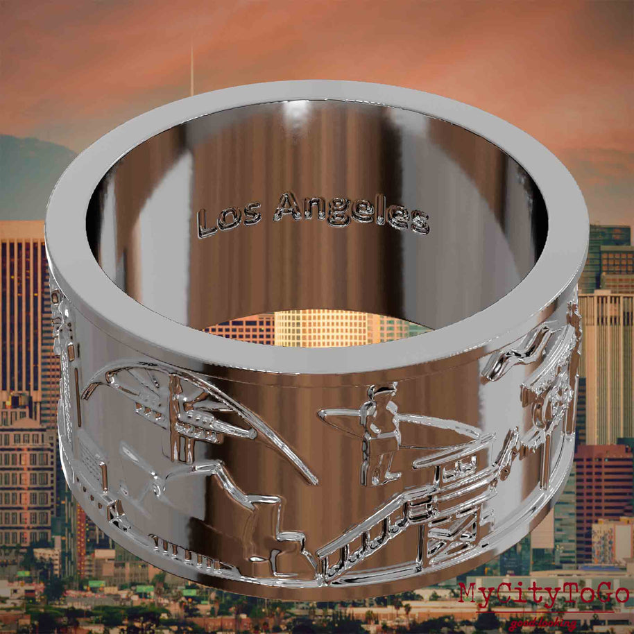 Versilberter Ring mit Reliefs bekannter Sehenswürdigkeiten der Stadt Los Angeles und einer Gravur des Stadtnamens auf der Innenseite. Den Hintergrund bildet eine Ansicht der Stadt Los Angeles.