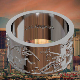 Versilberter Ring mit Reliefs bekannter Sehenswürdigkeiten der Stadt Los Angeles und einer Gravur des Stadtnamens auf der Innenseite. Den Hintergrund bildet eine Ansicht der Stadt Los Angeles.