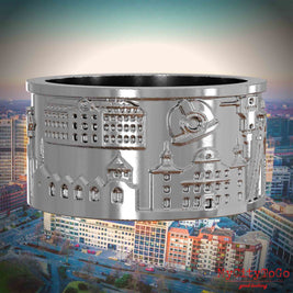 Silberner Ring mit Reliefs bekannter Sehenswürdigkeiten der Stadt Essen. Den Hintergrund bildet eine Ansicht der Stadt Essen.
