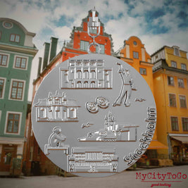Halskette mit Drehwirbel und Vorderseite eines silbernen Schmuckanhängers, auf dem Reliefs bekannter Sehenswürdigkeiten der Stadt Stockholm abgebildet sind. Den Hintergrund bildet eine Ansicht der Stadt Stockholm.
