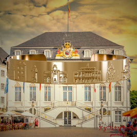 Vergoldeter Armreif mit Reliefs bekannter Sehenswürdigkeiten der Stadt Bonn. Den Hintergrund bildet eine Ansicht der Stadt Bonn.