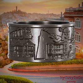 Ring aus Titan mit Reliefs bekannter Sehenswürdigkeiten der Stadt San Francisco. Den Hintergrund bildet eine Ansicht der Stadt San Francisco.