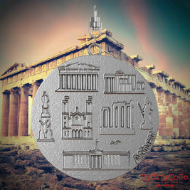 Halskette mit Drehwirbel und Vorderseite eines Schmuckanhängers aus Edelstahl, auf dem Reliefs bekannter Sehenswürdigkeiten der Stadt Athen abgebildet sind. Den Hintergrund bildet eine Ansicht der Stadt Athen.
