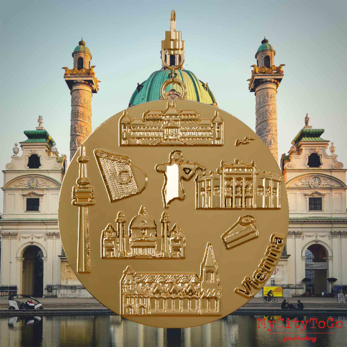 Halskette mit Drehwirbel und Rückseite eines vergoldeten Schmuckanhängers, auf dem Reliefs bekannter Sehenswürdigkeiten der Stadt Wien abgebildet sind. Den Hintergrund bildet eine Ansicht der Stadt Wien.
