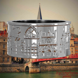 Silberner Ring mit Reliefs bekannter Sehenswürdigkeiten der Stadt Lyon. Den Hintergrund bildet eine Ansicht der Stadt Lyon.