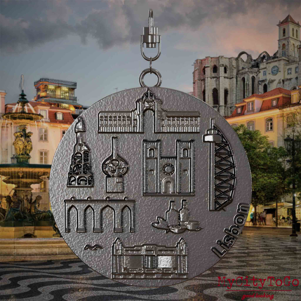 Halskette mit Drehwirbel und Rückseite eines Schmuckanhängers aus Titan, auf dem Reliefs bekannter Sehenswürdigkeiten der Stadt Lissabon abgebildet sind. Den Hintergrund bildet eine Ansicht der Stadt Lissabon.
