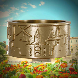 Ring aus vergoldetem Edelstahl mit Reliefs bekannter Sehenswürdigkeiten der Stadt Palma de Mallorca. Den Hintergrund bildet eine Ansicht der Stadt Palma de Mallorca.