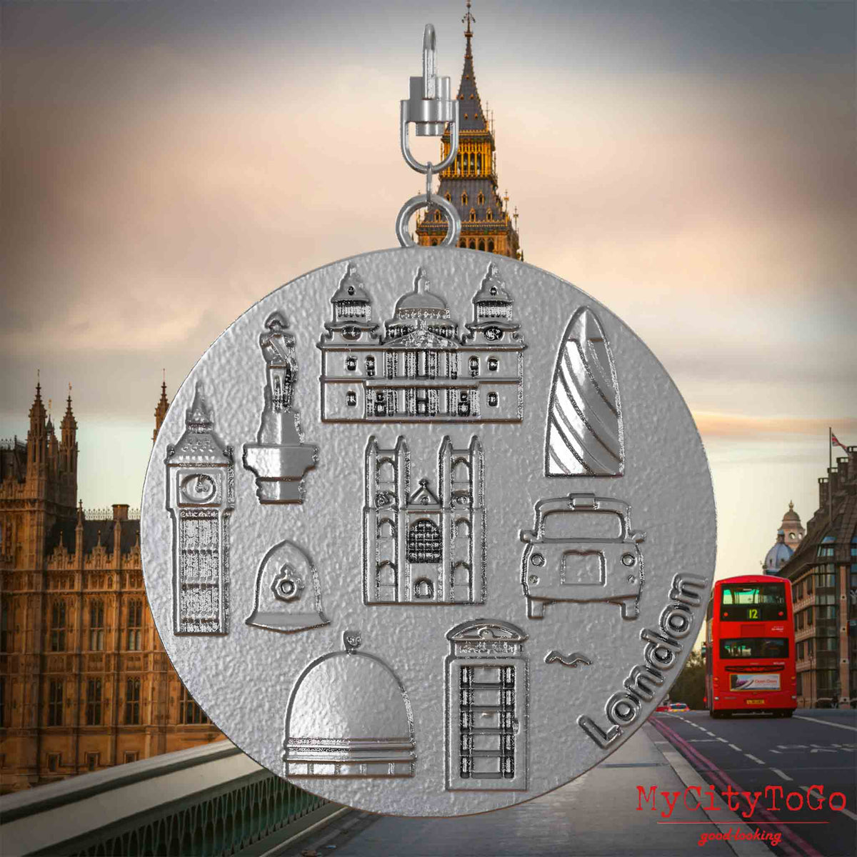 Halskette mit Drehwirbel und Rückseite eines Schmuckanhängers aus Edelstahl, auf dem Reliefs bekannter Sehenswürdigkeiten der Stadt London abgebildet sind. Den Hintergrund bildet eine Ansicht der Stadt London .
