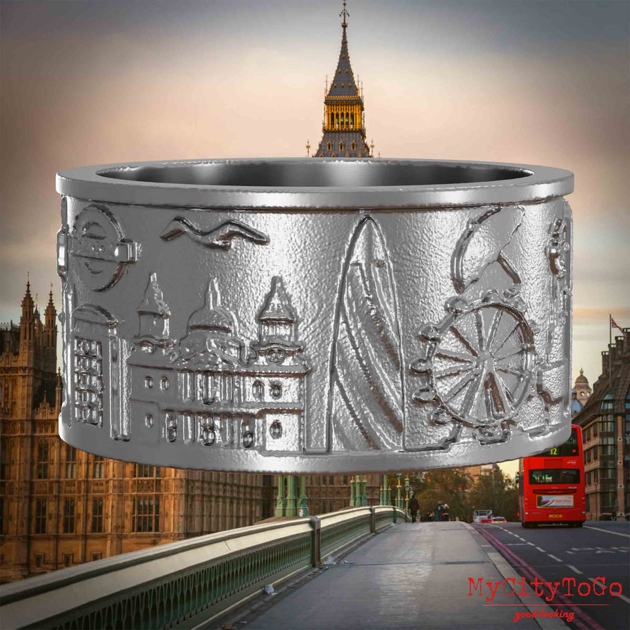 Ring aus Edelstahl mit Reliefs bekannter Sehenswürdigkeiten der Stadt London. Den Hintergrund bildet eine Ansicht der Stadt London.