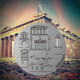 Halskette mit Drehwirbel und Rückseite eines Schmuckanhängers aus Edelstahl, auf dem Reliefs bekannter Sehenswürdigkeiten der Stadt Athen abgebildet sind. Den Hintergrund bildet eine Ansicht der Stadt Athen.
