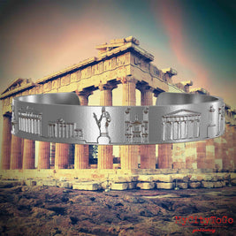 Armreif aus Edelstahl mit Reliefs bekannter Sehenswürdigkeiten der Stadt Athen. Den Hintergrund bildet eine Ansicht der Stadt Athen.