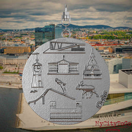 Halskette mit Drehwirbel und Vorderseite eines Schmuckanhängers aus Edelstahl, auf dem Reliefs bekannter Sehenswürdigkeiten der Stadt Oslo abgebildet sind. Den Hintergrund bildet eine Ansicht der Stadt Oslo.
