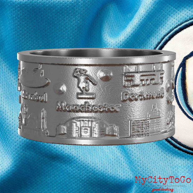 Ring aus Edelstahl mit Reliefs bekannter Sehenswürdigkeiten der Spielorte und Stadien der Champions-League-Saison 2022/23 von Manchester City
