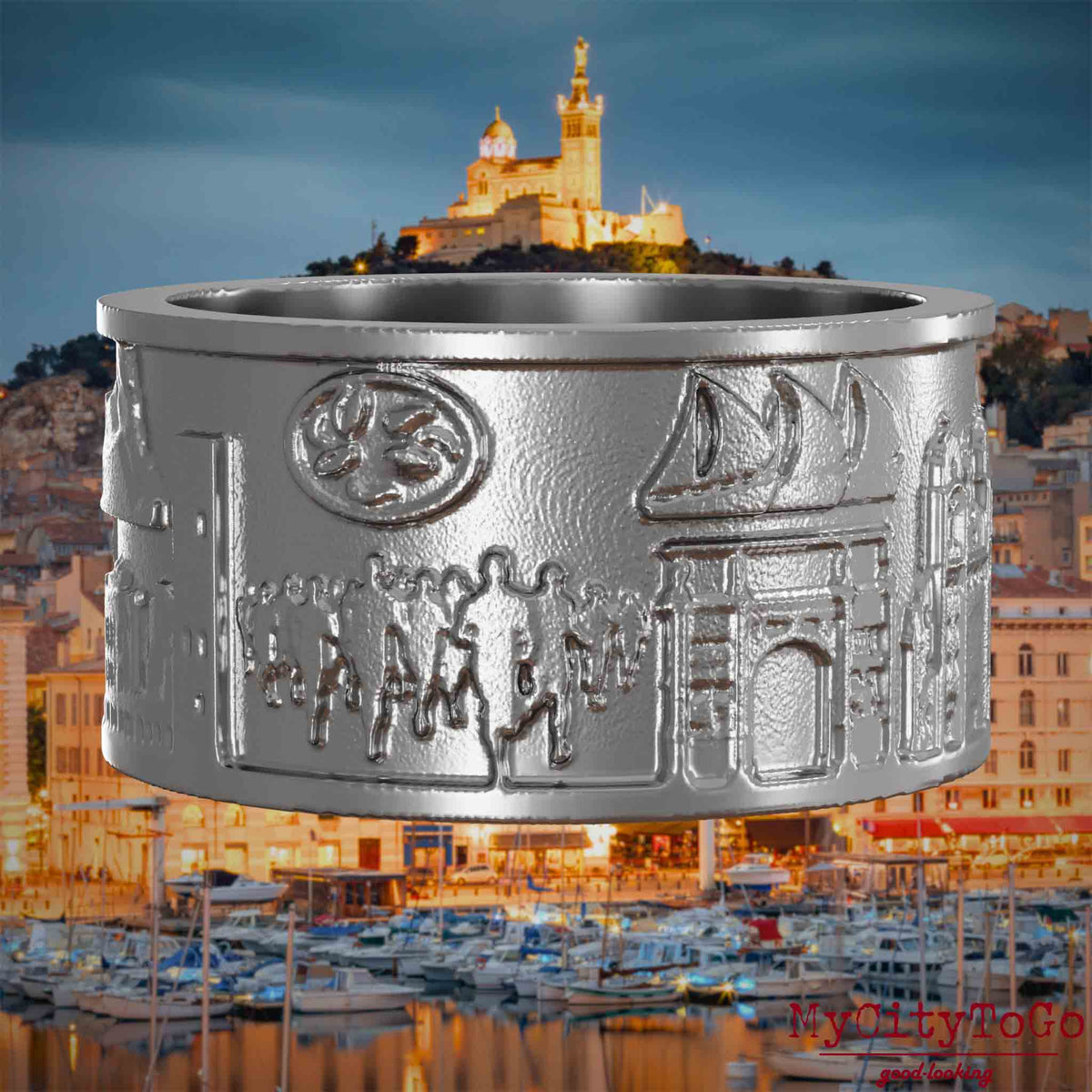 Ring aus Edelstahl mit Reliefs bekannter Sehenswürdigkeiten der Stadt Marseille. Den Hintergrund bildet eine Ansicht der Stadt Marseille.
