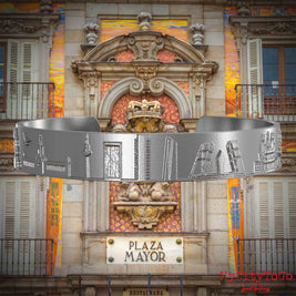 Armreif aus Edelstahl mit Reliefs bekannter Sehenswürdigkeiten der Stadt Madrid. Den Hintergrund bildet eine Ansicht der Stadt Madrid.