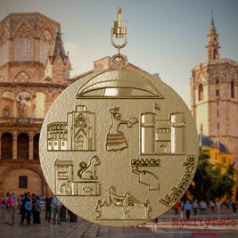 Halskette mit Drehwirbel und Rückseite eines Schmuckanhängers aus vergoldetem Edelstahl, auf dem Reliefs bekannter Sehenswürdigkeiten der Stadt Valencia abgebildet sind. Den Hintergrund bildet eine Ansicht der Stadt Valencia.
