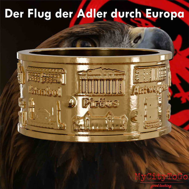 Vergoldeter Ring mit Reliefs bekannter Sehenswürdigkeiten der Spielorte und Stadien der Frankfurter Europa-League-Saison 2021/22 mit einem Adlerkopf als Hintergrund
