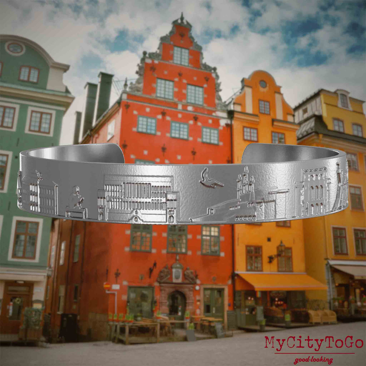 Armreif aus Edelstahl mit Reliefs bekannter Sehenswürdigkeiten der Stadt Stockholm. Den Hintergrund bildet eine Ansicht der Stadt Stockholm.