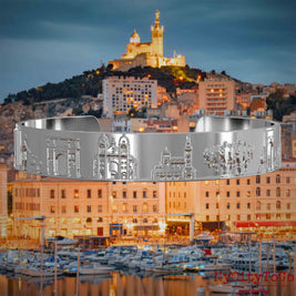 Versilberter Armreif mit Reliefs bekannter Sehenswürdigkeiten der Stadt Marseille. Den Hintergrund bildet eine Ansicht der Stadt Marseille.