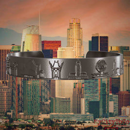 Armreif aus Titan mit Reliefs bekannter Sehenswürdigkeiten der Stadt Los Angeles. Den Hintergrund bildet eine Ansicht der Stadt Los Angeles.
