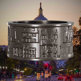 Ring aus Titan mit Reliefs bekannter Sehenswürdigkeiten der Stadt Washington. Den Hintergrund bildet eine Ansicht der Stadt Washington.