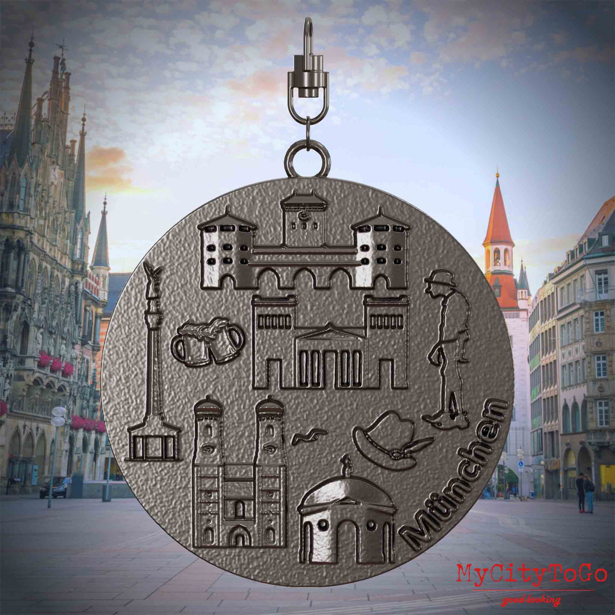 Halskette mit Drehwirbel und Vorderseite eines Schmuckanhängers aus Titan, auf dem Reliefs bekannter Sehenswürdigkeiten der Stadt Muenchen abgebildet sind. Den Hintergrund bildet eine Ansicht der Stadt Muenchen.