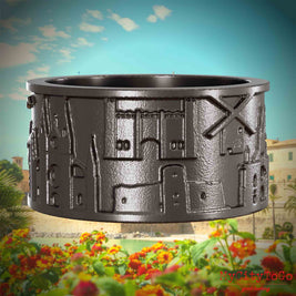 Ring aus Titan mit Reliefs bekannter Sehenswürdigkeiten der Stadt Palma de Mallorca. Den Hintergrund bildet eine Ansicht der Stadt Palma de Mallorca.