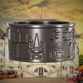 Ring aus Titan mit Reliefs bekannter Sehenswürdigkeiten der Stadt Bonn. Den Hintergrund bildet eine Ansicht der Stadt Bonn.