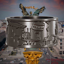 Ring aus Titan mit Reliefs bekannter Sehenswürdigkeiten der Stadt Kiew. Den Hintergrund bildet eine Ansicht der Stadt Kiew.