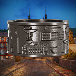 Ring aus Titan mit Reliefs bekannter Sehenswürdigkeiten der Stadt Heidelberg. Den Hintergrund bildet eine Ansicht der Stadt Heidelberg.