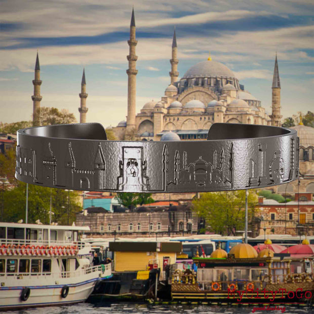 Armreif aus Titan mit Reliefs bekannter Sehenswürdigkeiten der Stadt Istanbul. Den Hintergrund bildet eine Ansicht der Satdt Istanbul.