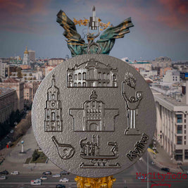 Halskette mit Drehwirbel und Vorderseite eines Schmuckanhängers aus Titan, auf dem Reliefs bekannter Sehenswürdigkeiten der Stadt Kyjiw abgebildet sind. Den Hintergrund bildet eine Ansicht der Stadt Kyjiw.



