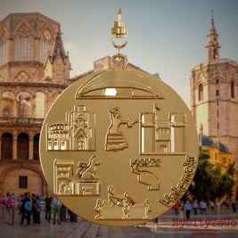 Halskette mit Drehwirbel und Rückseite eines vergoldeten Schmuckanhängers, auf dem Reliefs bekannter Sehenswürdigkeiten der Stadt Valencia abgebildet sind. Den Hintergrund bildet eine Ansicht der Stadt Valencia.
