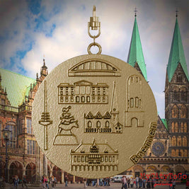 Halskette mit Drehwirbel und Vorderseite eines Schmuckanhängers aus vergoldetem Edelstahl, auf dem Reliefs bekannter Sehenswürdigkeiten der Stadt Bremen abgebildet sind. Den Hintergrund bildet eine Ansicht der Stadt Bremen.