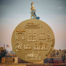 Halskette mit Drehwirbel und Vorderseite eines vergoldeten Schmuckanhängers, auf dem Reliefs bekannter Sehenswürdigkeiten der Stadt New York abgebildet sind. Den Hintergrund bildet eine Ansicht der Stadt New York.
